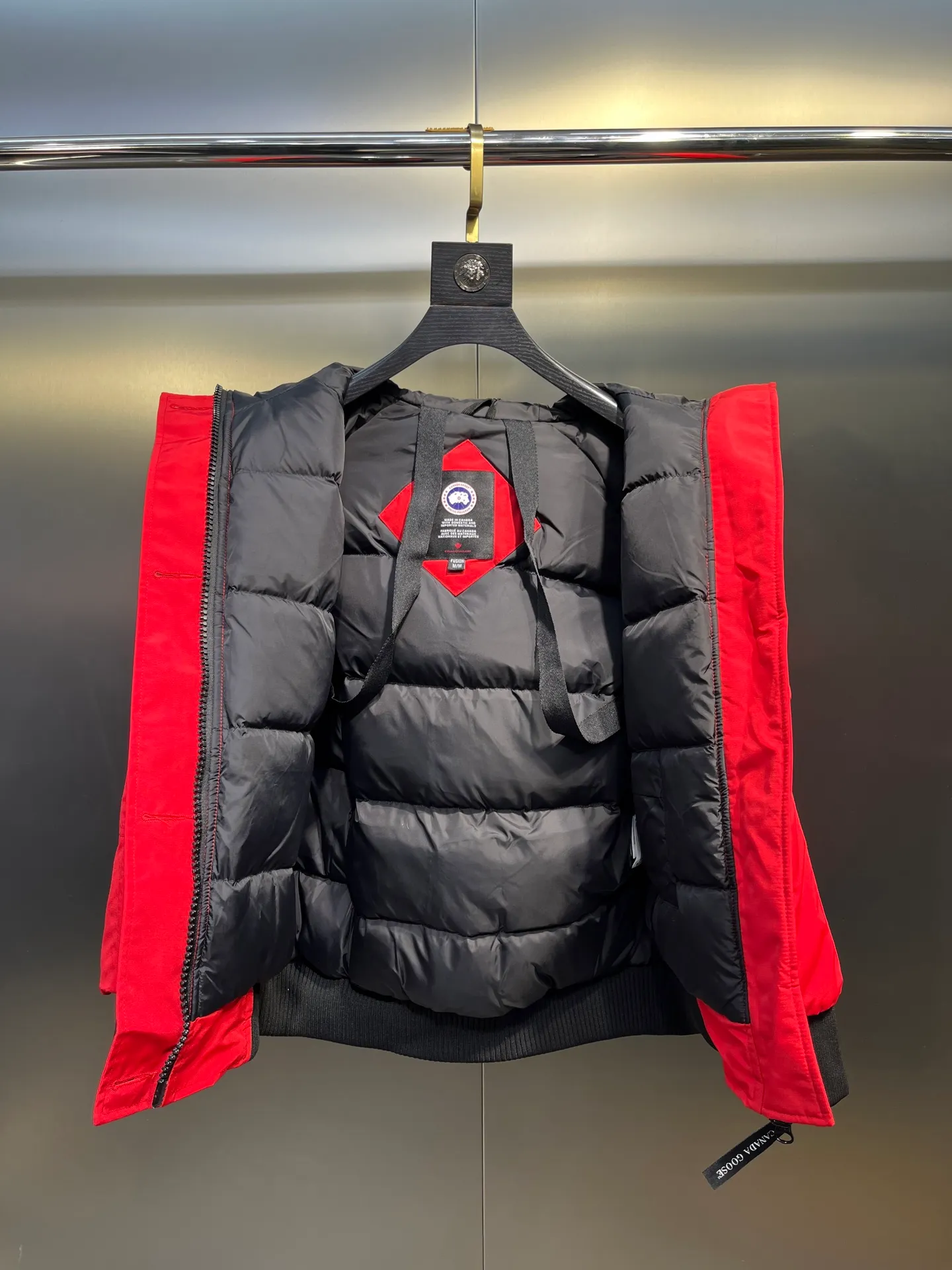 P780 CANADA GOOES 02 model Chilliwa bomber jacket 02 model, chosen by Arctic and Antarctic scientific expedition teams as their cold-proof equipment, the Rolls-Royce of down jackets. ➖ Industry-leading anti-counterfeiting chip sensing. ➖ Imported Behringer embroidery machines and customized embroidery labels, the highest level and industry leading. ➖ Imported Korean 21-count polyester-cotton blended original fabric, TC85 waterproof coated fabric, water-repellent, windproof and wear-resistant. ➖ The new national standard 80 white duck down is filled with an average of 520 grams of down. The amount of down filled is industry-leading. ➖ 100% nylon lon lining with double double-layer sealing design to prevent velvet running, seamless thread design on cuffs! ➖ Western Canadian Green Wolf Collar. ➖ Yoshida YKK provides original factory-customized electroplated sliders. YKK two-way lockable zippers are tight and smooth and do not peel off paint. ➖ 3M composite Velcro is durable and the accessories and hardware are all custom-made. Note: Our copywriting is only simple and clear. Instead of bragging about the copywriting, it is better to compare and understand with samples. Only for the purest, most focused, most professional, highest quality, and highest sex!  size：xs-xl